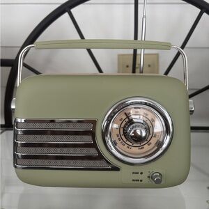 Retro Green Wireless Speaker/Radio